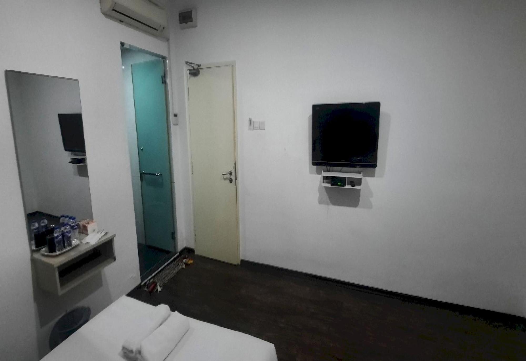 Super Oyo 90724 Rg Hotel Air Hitam Exterior photo